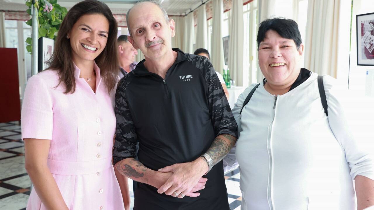 Die Direktorin des Hotel Sacher, Angélique Weinberger, mit Georg und Evelyne Aigner.  
