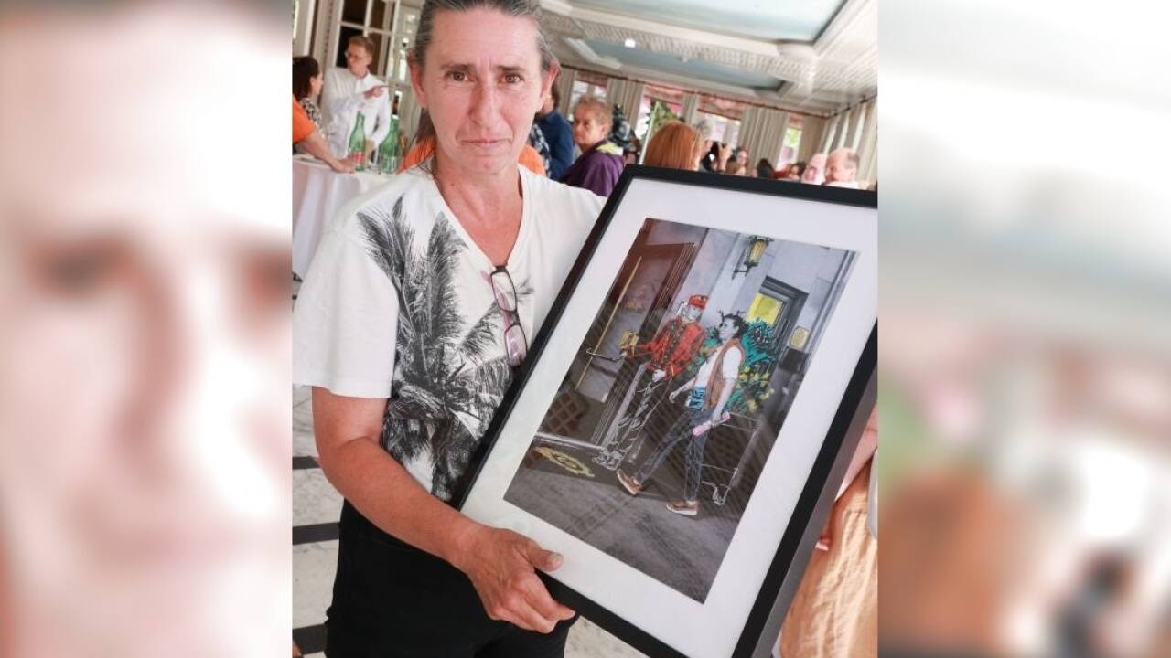 Verkäuferin Sonja Stockhammer mit „ihrem“ Foto. Es wurde versteigert.  