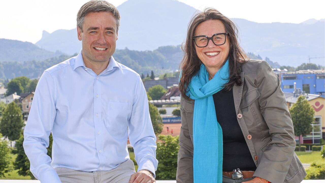 Bei der gemeinnützigen Koko GmbH in Salzburg (im Bild Geschäftsführerin Eva Goetz und der kaufmännische Chef Wolfgang Gallei) gilt ab 2024 der Kollektivvertrag der Sozialwirtschaft Österreich. 