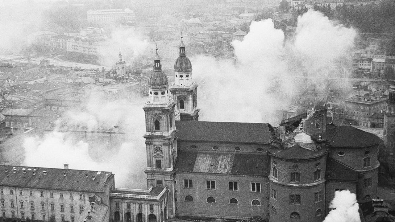 Aufnahme vom Dom vom 29. Oktober 1944, die Stadt ist künstlich vernebelt worden.  