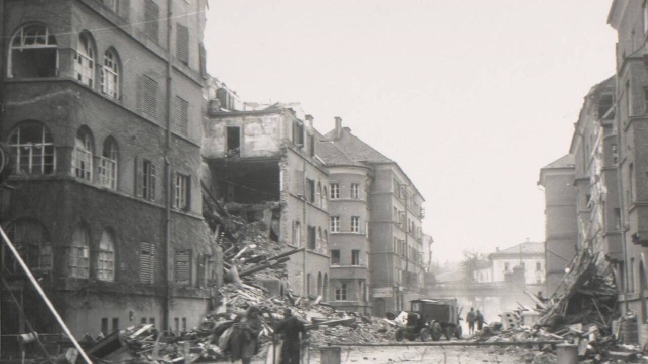 Ein Teil der Wohnhäuser in der Plainstraße in der Stadt Salzburg ist zerstört. 