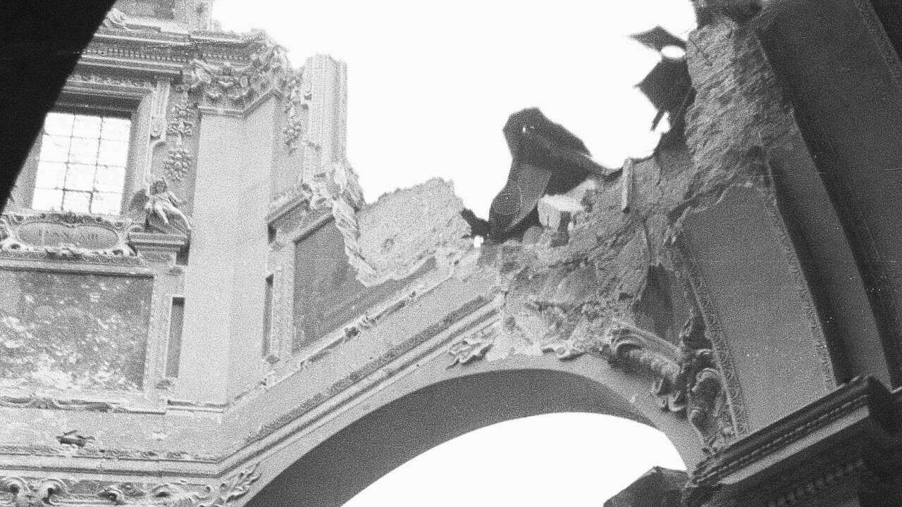 Die Zerstörungen des Salzburger Doms. Der Angriff ereignete sich am 16. Oktober 1944. 