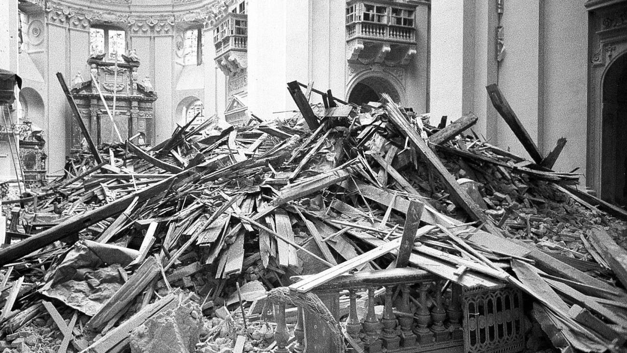 Die Zerstörungen des Salzburger Doms. Der Angriff ereignete sich am 16. Oktober 1944. 