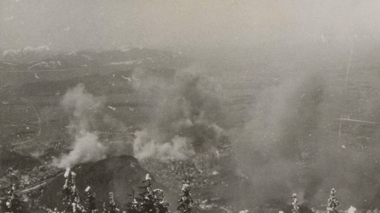 Bombenangriff auf die Stadt Salzburg am 17. November 1944, fotografiert vom Gaisberg aus.  