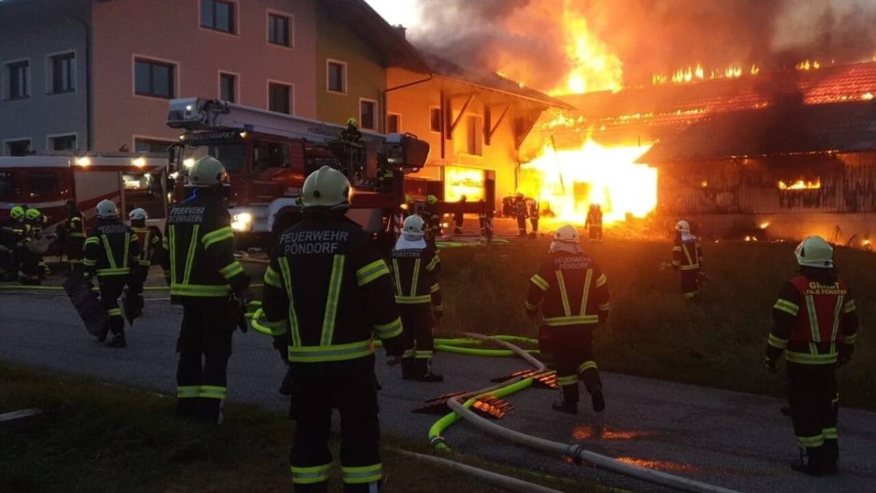 Ein Stallgebäude in der oberösterreichischen Gemeinde Pöndorf stand in Flammen. 