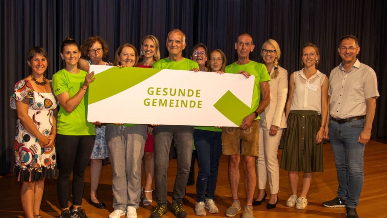 Das Team der „Gesunden Gemeinde“ Neumarkt mit Bgm. Adi Rieger (r.) und Vertreterinnen von AVOS. 