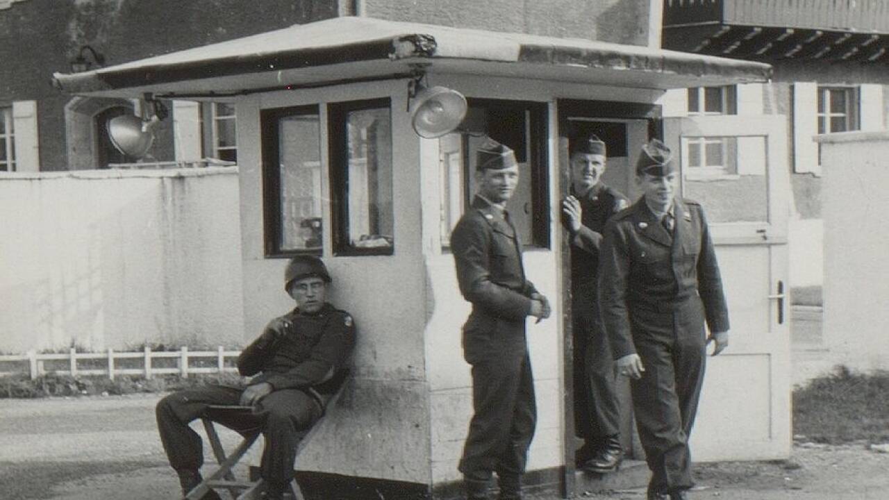 US-Besatzungssoldaten vor dem Eingang des ehemaligen Heeresbekleidungsamtes Kleßheim – später wurde daraus die Struberkaserne.  
