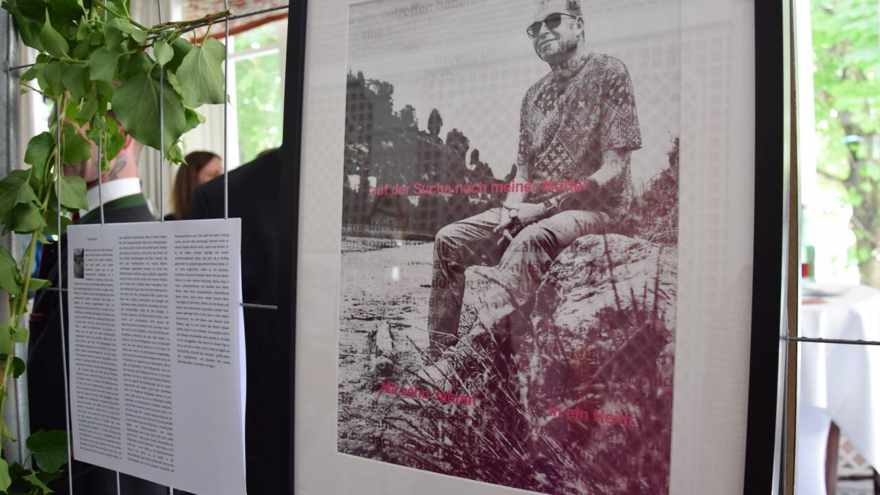 Schwarz-weiß Portraitaufnahmen mit pinken Schlagworten aus dem Leben und schriftliche Portraits zieren zur Zeit die Wände des Sacher Wintergartens. 