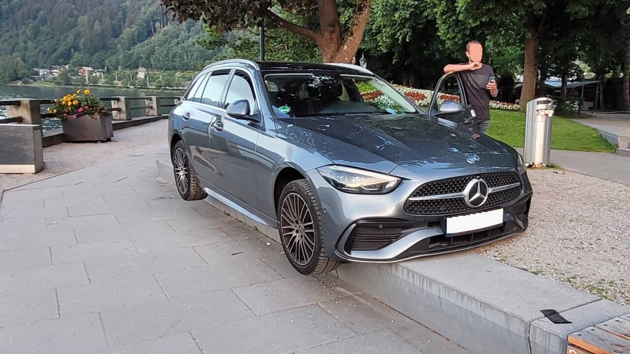 Kuriose Szene vor rund einem Jahr: Ein alkoholisierter Fahrer aus Saudi-Arabien „parkte“ sein Auto auf einer Sitzgelegenheit im Zeller Elisabeth-Park.  