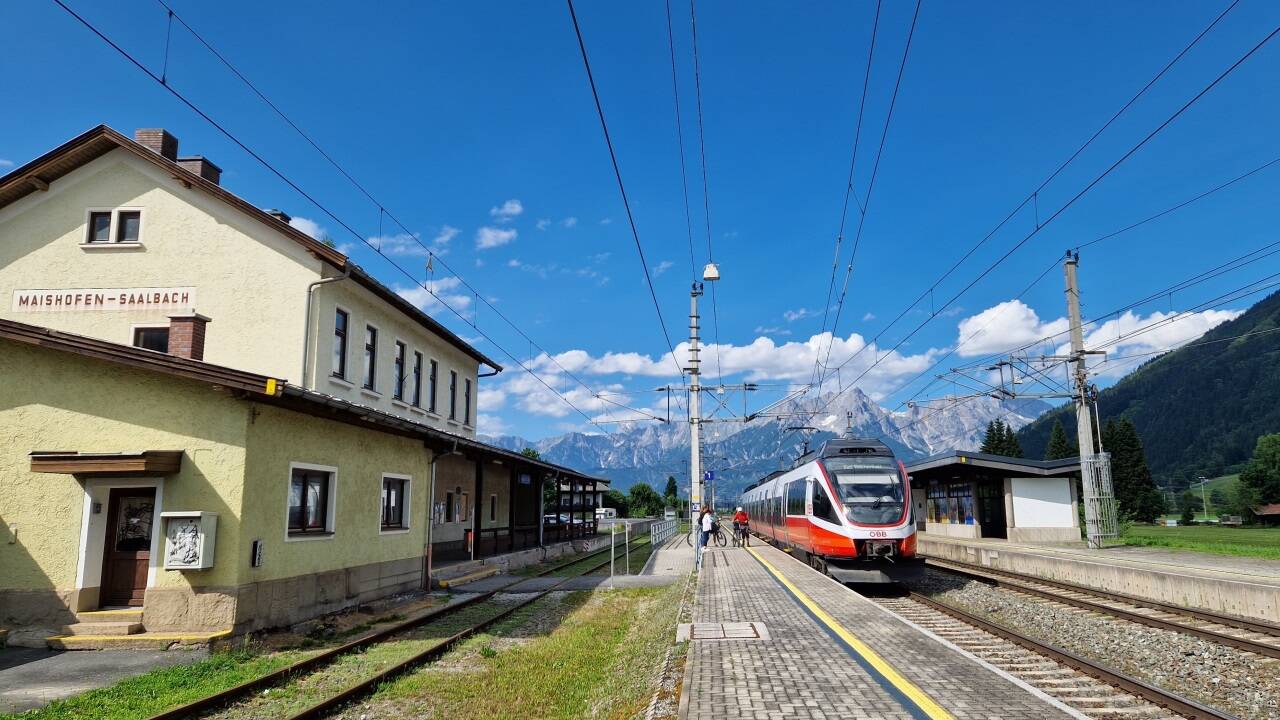 Der Bahnhof Maishofen-Saalbach: Er ist nicht barrierefrei und das leer stehende Gebäude verfällt.  