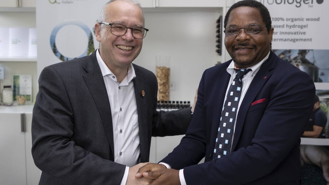 AustroCel-Geschäftsführer Wolfram Kalt und AgroBiogel-Gründer Gibson Nyanhongo. 