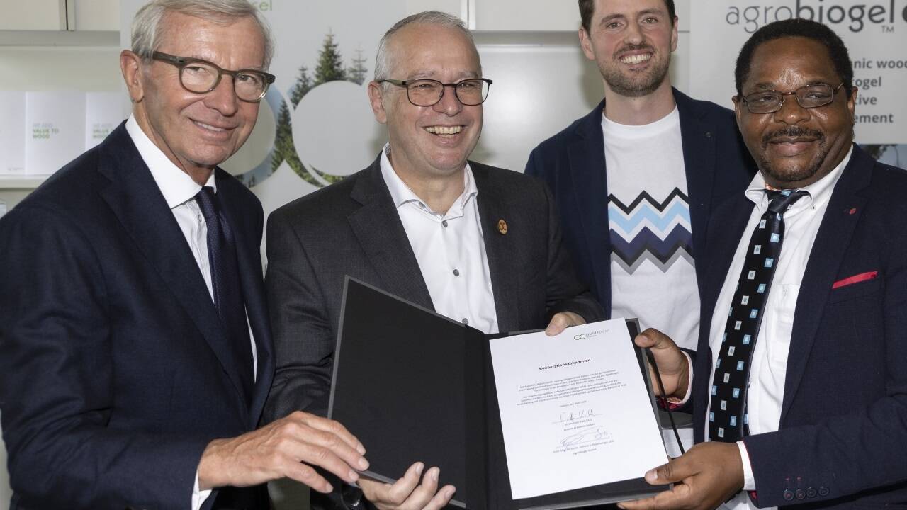 Landeshauptmann Wilfried Haslauer, Wolfram Kalt, Tobias Keplinger (AgroBiogel) und Gibson Nyanhongo (AgroBiogel). 