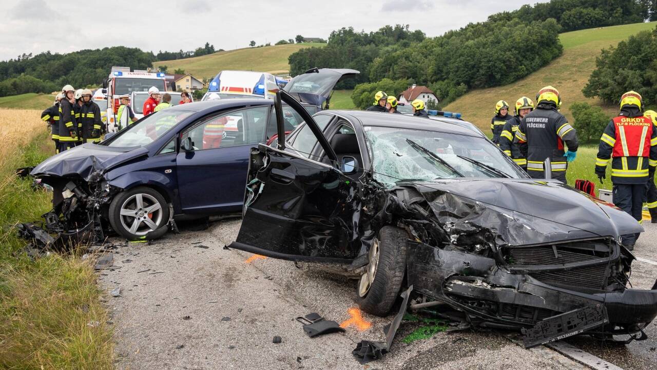 In St. Martin im Mühlkreis starben vergangenen Samstag der Unfalllenker und sein Beifahrer in einem Auto, sechs Personen wurden verletzt. 