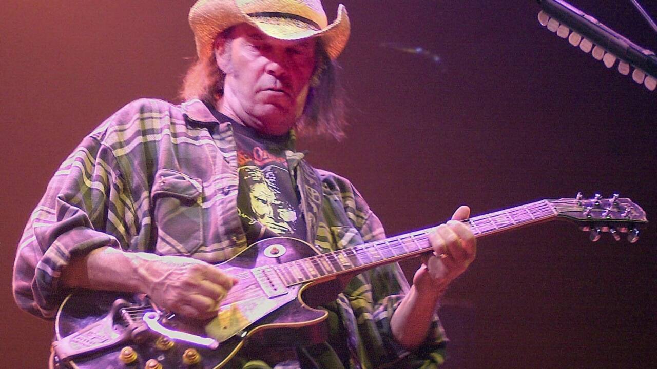 Neil Young trat gemeinsam mit Pearl Jam am 18. August 1995 auf dem Residenzplatz auf – das Bild zeigt den 'Godfather of Grunge' bei einem Konzert 2001 in Frankfurt. 
