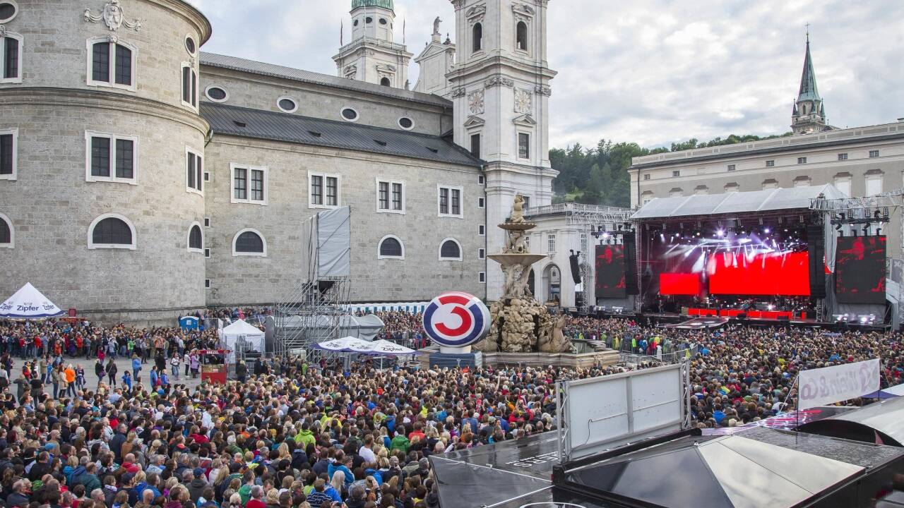 Der Auftritt von Herbert Grönemeyer am 2. Juni 2016 war das letzte große Konzert auf dem Salzburger Residenzplatz. Der Auftritt von Herbert Grönemeyer am 2. Juni 2016 war das letzte große Konzert auf dem Salzburger Residenzplatz.