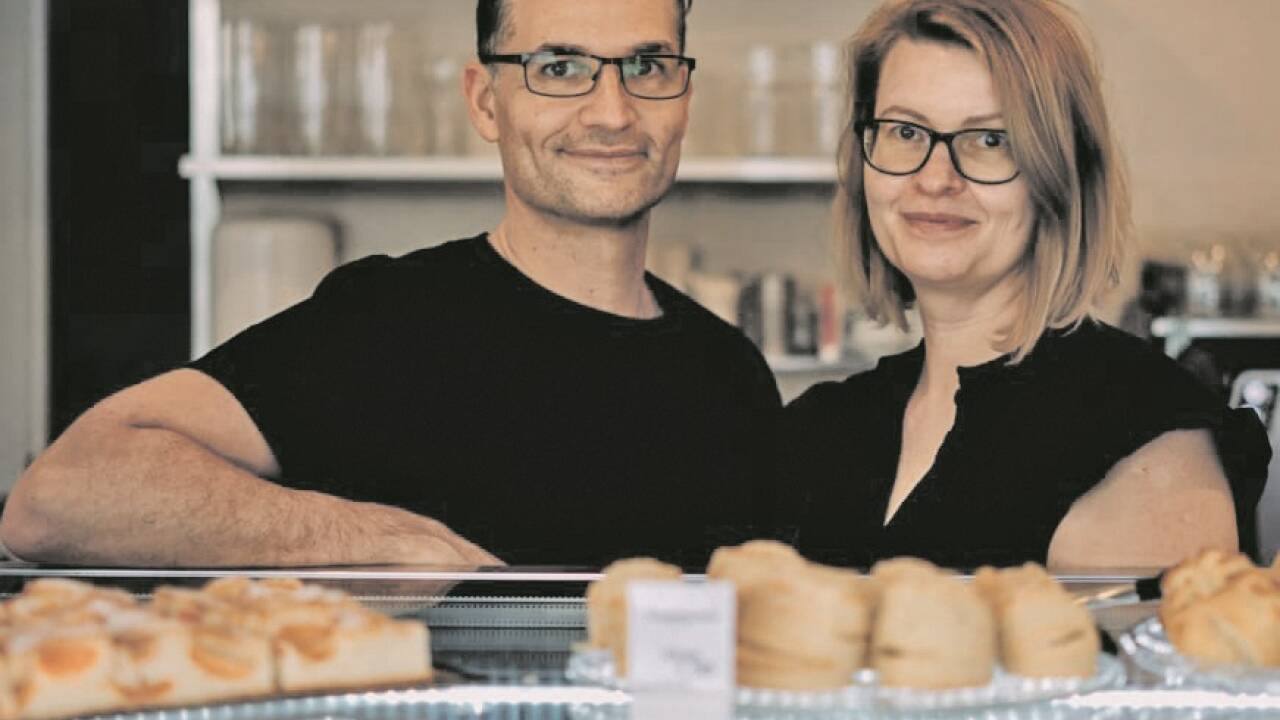 Péter Eperjesi und seine Frau Márta Borbíró eröffneten im Mai in der Maxglaner Hauptstraße 1C das „Café Pierre“.  