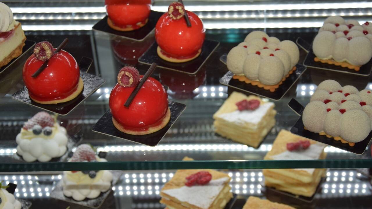 Zahlreiche Köstlichkeiten in der Vitrine. 