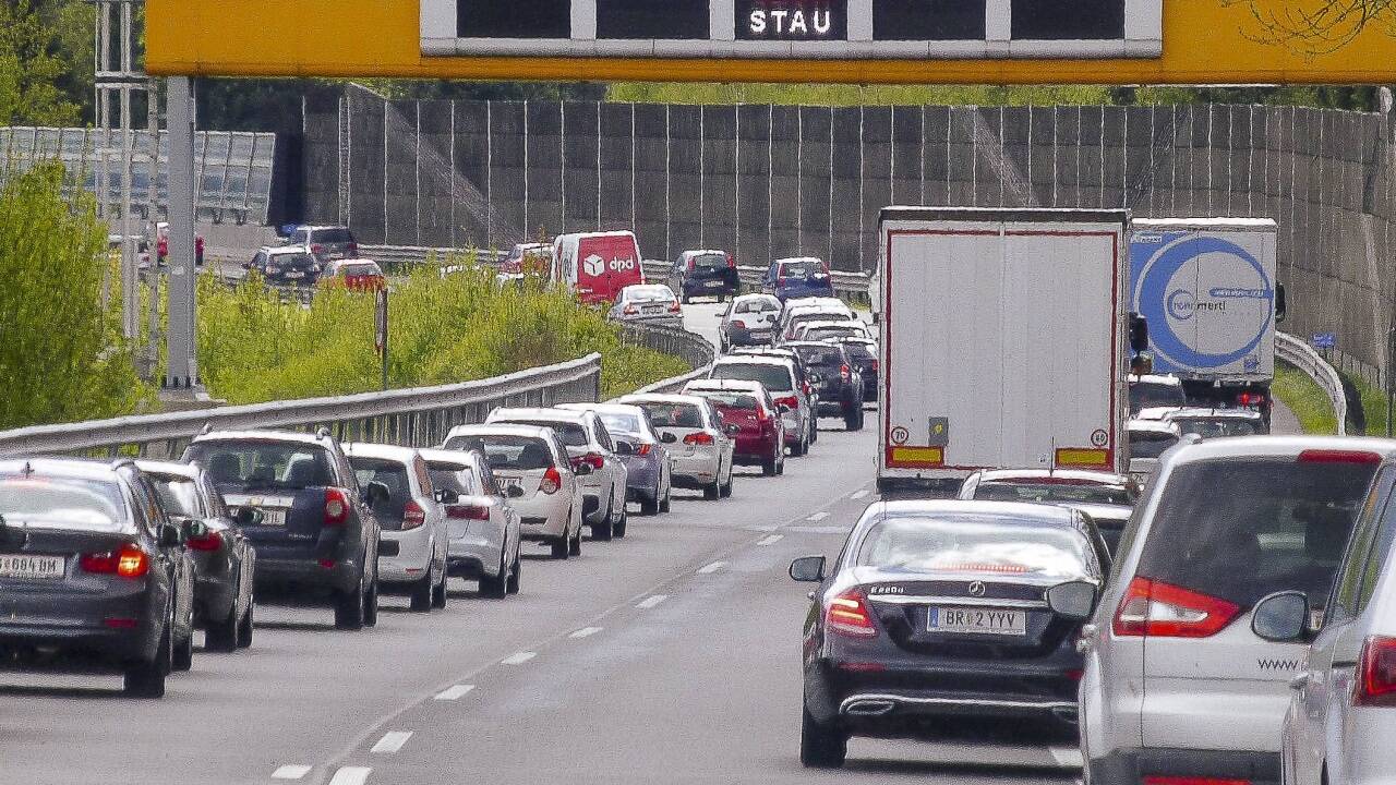 Die Tauernautobahn im Sommer. Eine Blechlawine, die Richtung Süden rollt. Die Tauernautobahn im Sommer. Eine Blechlawine, die Richtung Süden rollt.