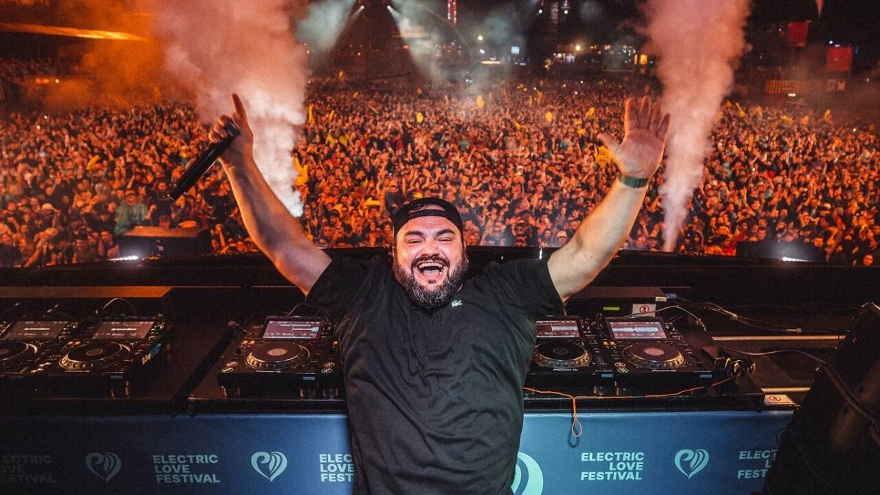DJ Felice legte bereits während seiner Schulzeit in Bars und Clubs auf.  