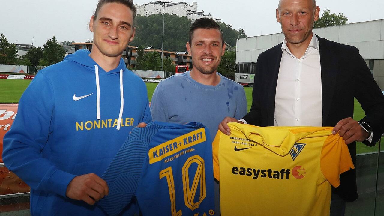 SAK-Vorstandsmitglied Walter Larionows (r.) und Neo-Trainer Paul Zeyringer (l.) begrüßten ihren prominenten Neuzugang Zlatko Junuzovic am Mittwoch in Nonntal. 
