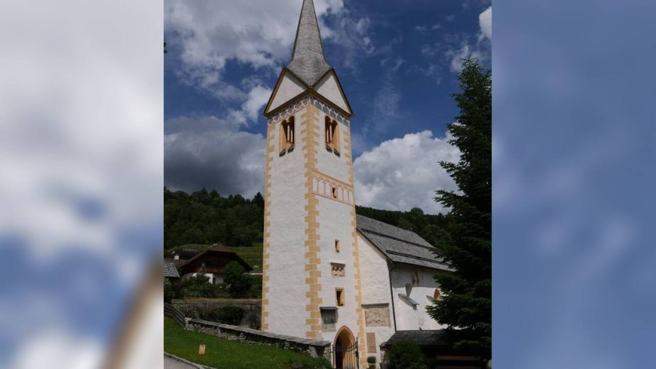 Ein Porträtstein auf dem Kirchturm in St. Martin im Lungau. 