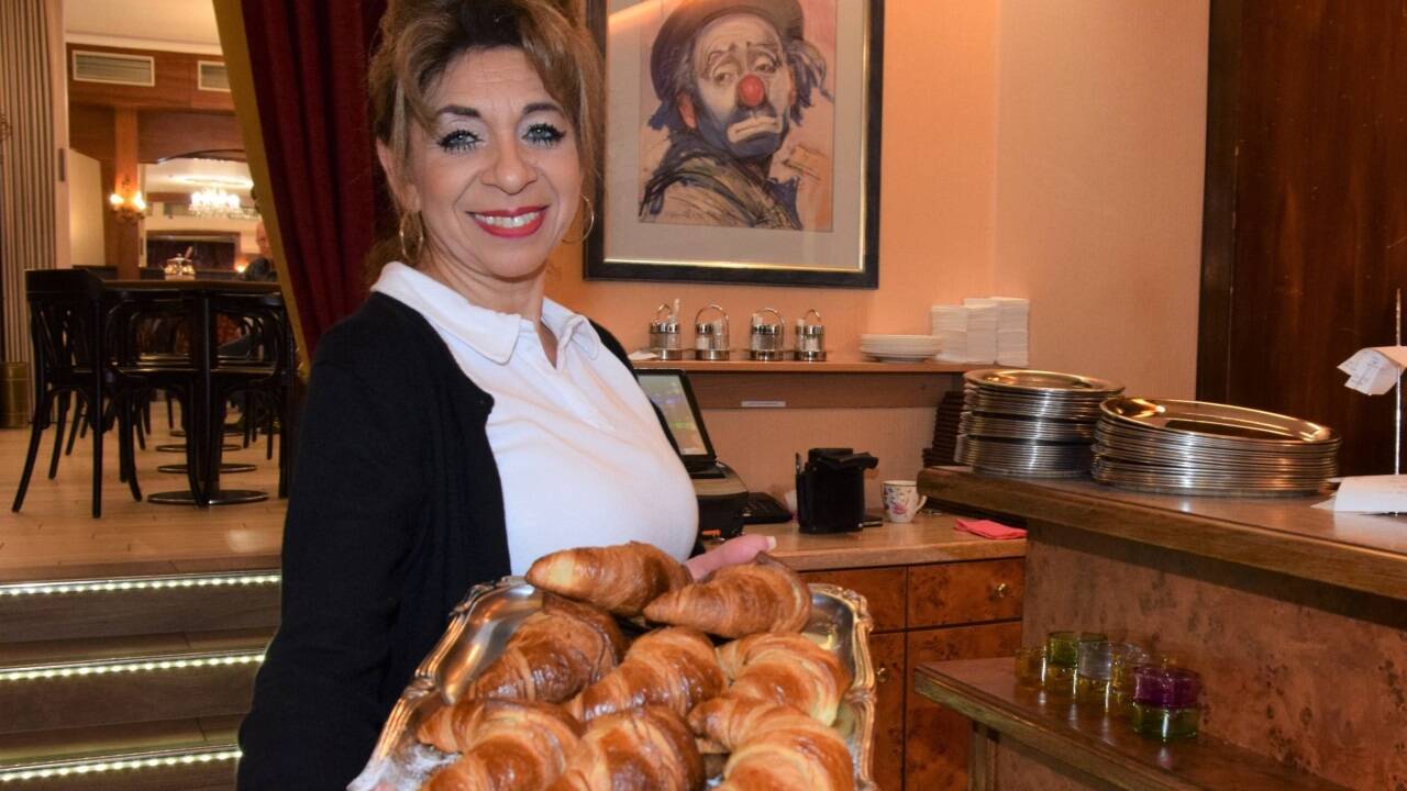 Seit Jahren ist Biserka Kellnerin im Café. Im Hintergrund Namensgeber Clown Habakuk. 