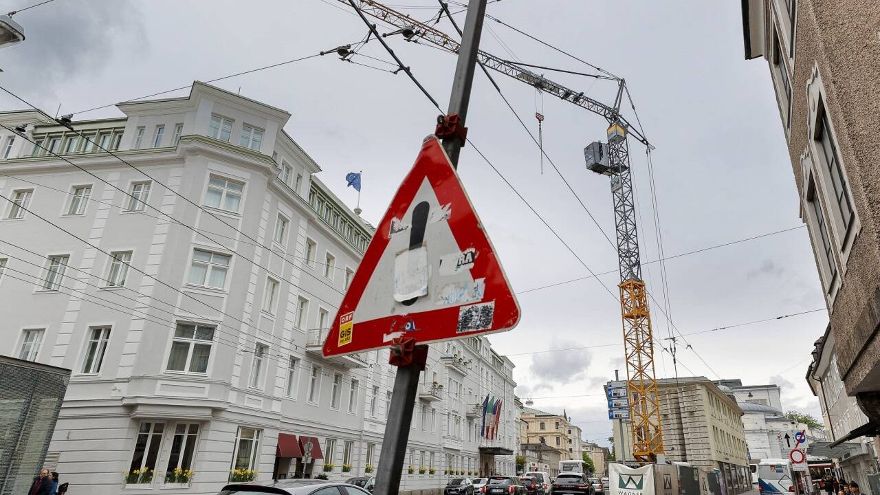 Dieses Bild gehört der Vergangenheit an: Der Bau- und Auslegekran an der Schwarzstraße in der Salzburger Altstadt wurde nach 5 Jahren und 6 Monaten abgebaut.  