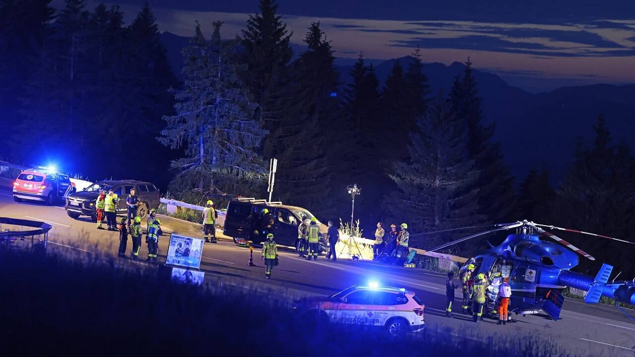 Der Biker schlug schließlich mit seiner Maschine im geparkten Nissan-Kleinbus der Familie ein.  