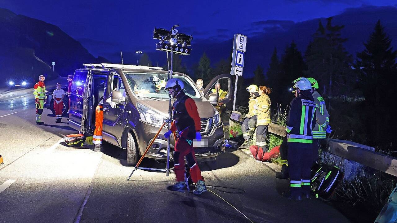 Der Biker schlug schließlich mit seiner Maschine im geparkten Nissan-Kleinbus der Familie ein.  