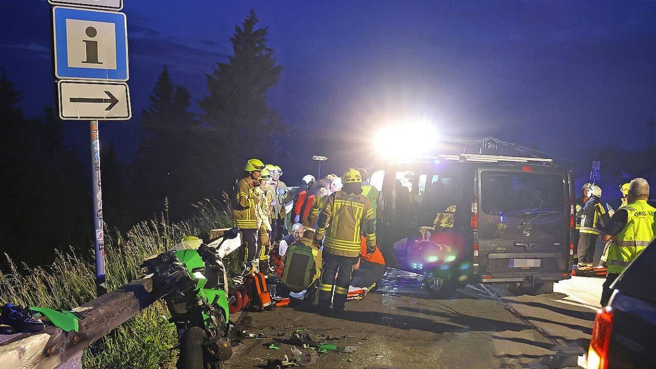 Der Biker schlug schließlich mit seiner Maschine im geparkten Nissan-Kleinbus der Familie ein.  