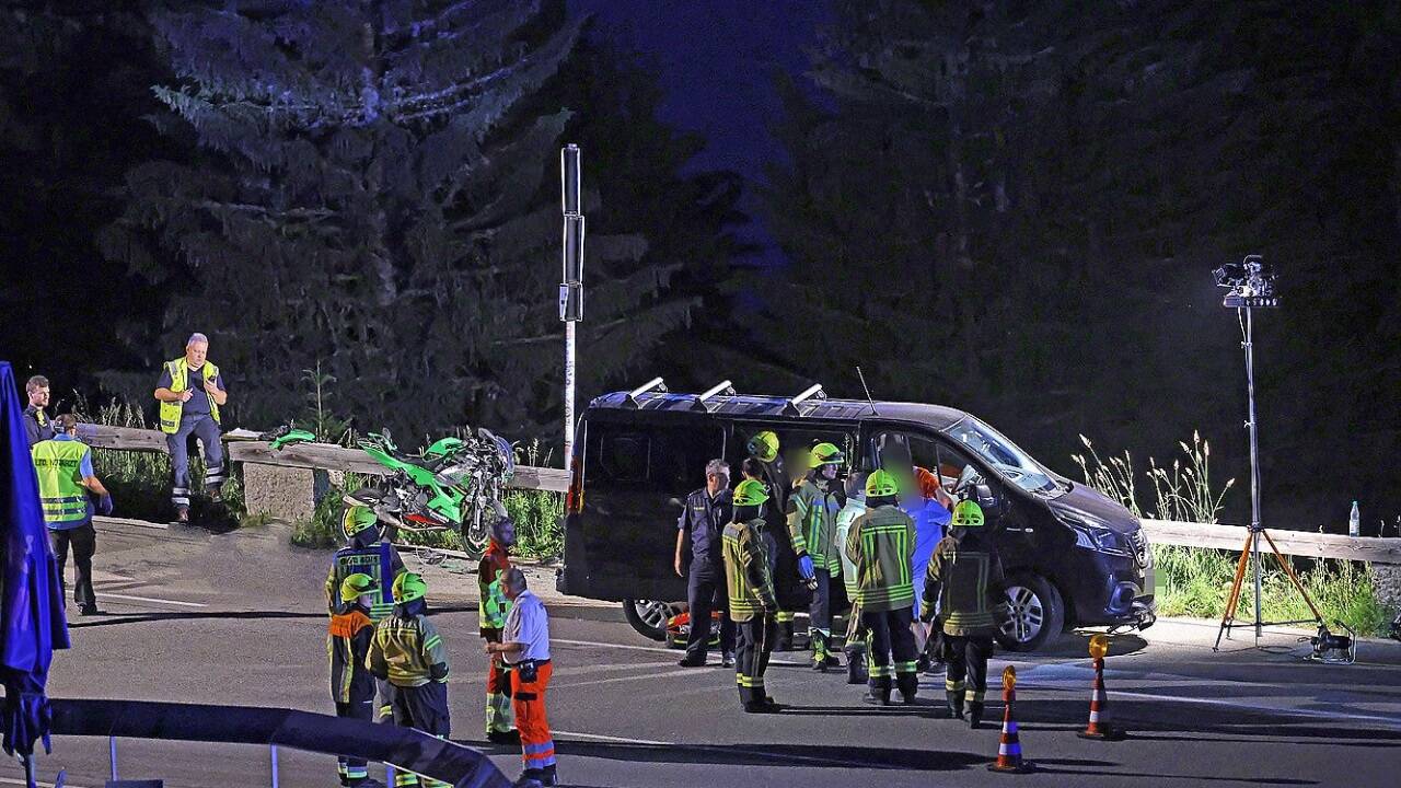 Der Biker schlug schließlich mit seiner Maschine im geparkten Nissan-Kleinbus der Familie ein.  