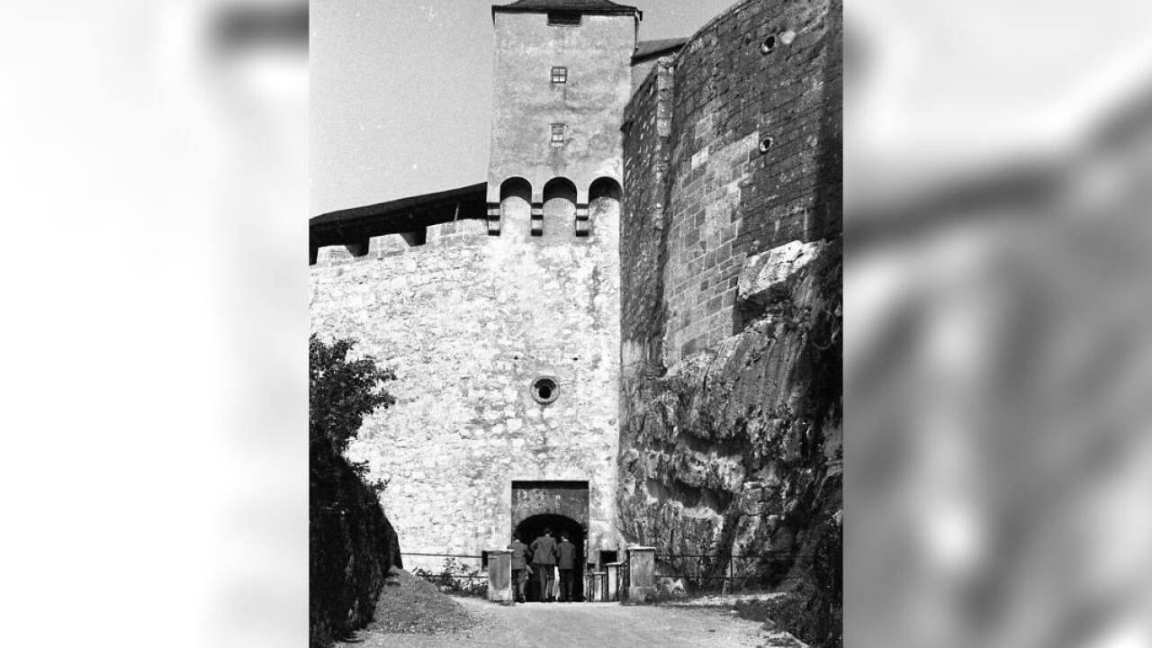 Eine historische Aufnahme aus dem Jahr 1957: Teilansicht der Festung, Dritter Sperrbogen und Bürgermeisterturm 