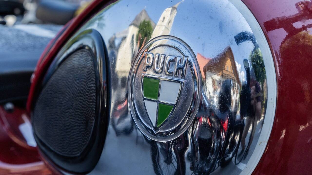 Die Pucher Kirche spiegelt sich im Puch-Logo. Produziert wurden die Motorräder freilich nie in der Tennengauer Gemeinde. 