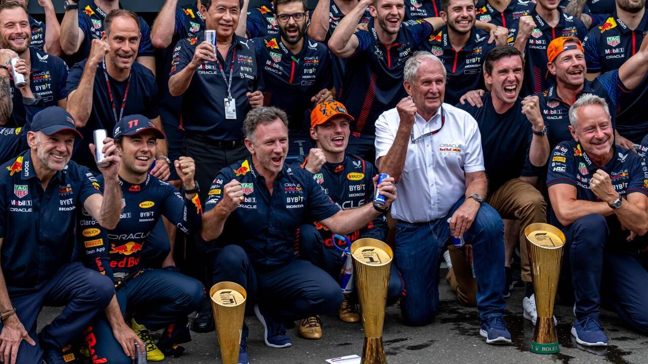 Die Führungsebene von Red Bull jubelt geschlossen. 