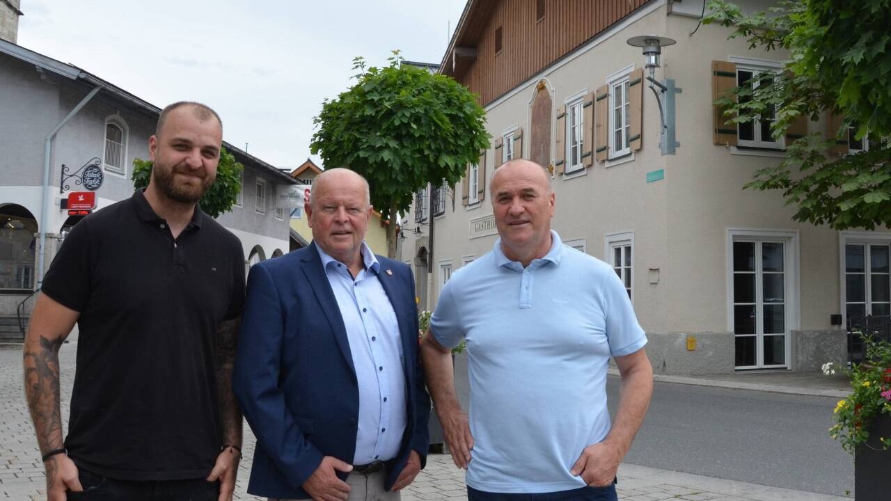 Hofwirt ab 1. Oktober wieder in Betrieb: Juray Barukcic, Bürgermeister Konrad Pieringer und Petar Barukcic. 