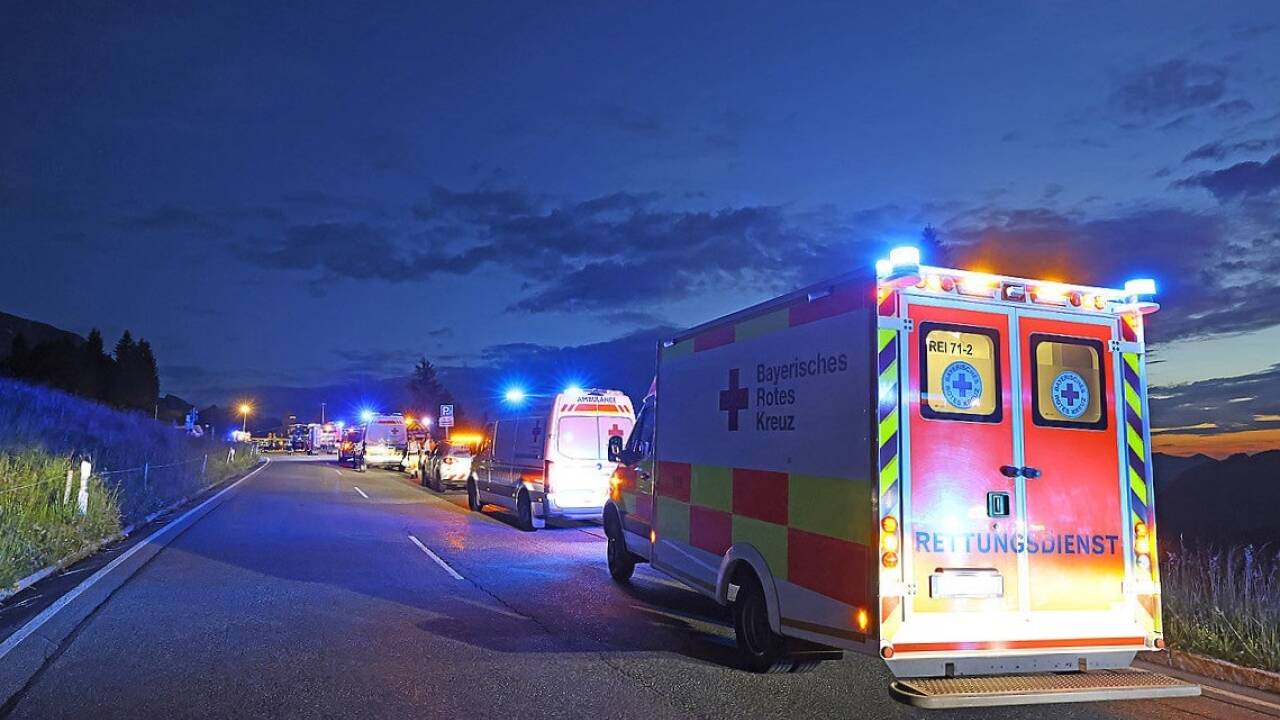Großeinsatz auf der Rossfeld-Panoramastraße am Samstagabend: Ein Motorradfahrer (22) fuhr in einen 19-jährigen Fußgänger und zwei kleine Mädchen. Der Lenker starb. Großeinsatz auf der Rossfeld-Panoramastraße am Samstagabend: Ein Motorradfahrer (22) fuhr in einen 19-jährigen Fußgänger und zwei kleine Mädchen. Der Lenker starb.