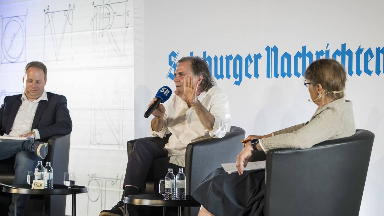 Markus Hinterhäuser im Gespräch mit SN-Kulturressortleiterin Hedwig Kainberger (r.) und SN-Musikkritiker Florian Oberhummer (l.).  