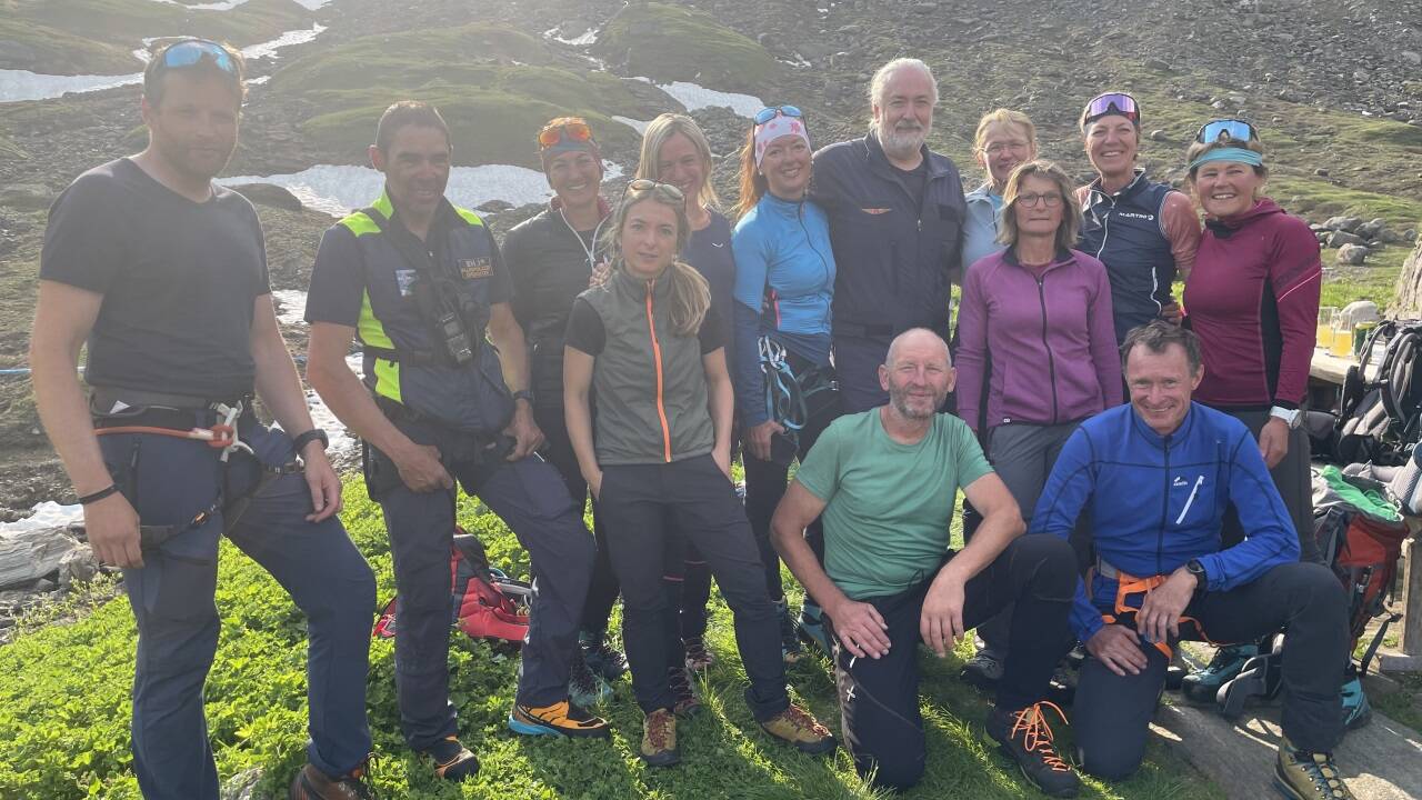 Unverletzt in Sicherheit: Die geborgenen Alpinisten mit Alpinpolizisten. 