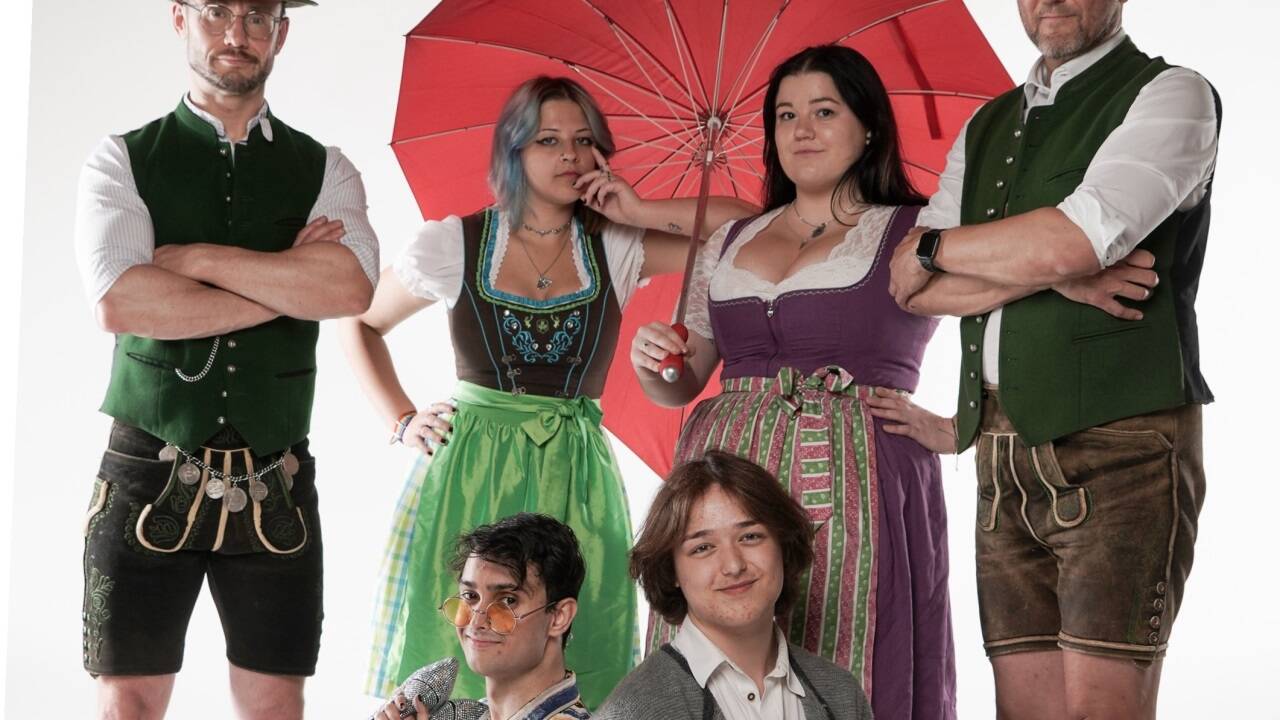 Hinten von links: Unterstützer/-innen Herwig Jäger, Angela Lukic, Susi Leitinger und Gernot Lindner. Vorne von links: Hautorganisator Florian Niederseer (links) und Daniel Machreich von „Queer am Berg“. 
