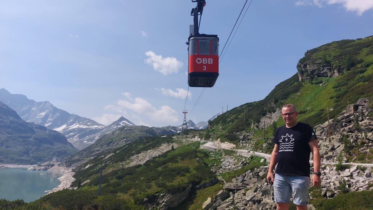 Betriebsleiter Bernhard Buchholzer oberhalb der Mittelstation beim Tauernmoossee. Betriebsleiter Bernhard Buchholzer oberhalb der Mittelstation beim Tauernmoossee.