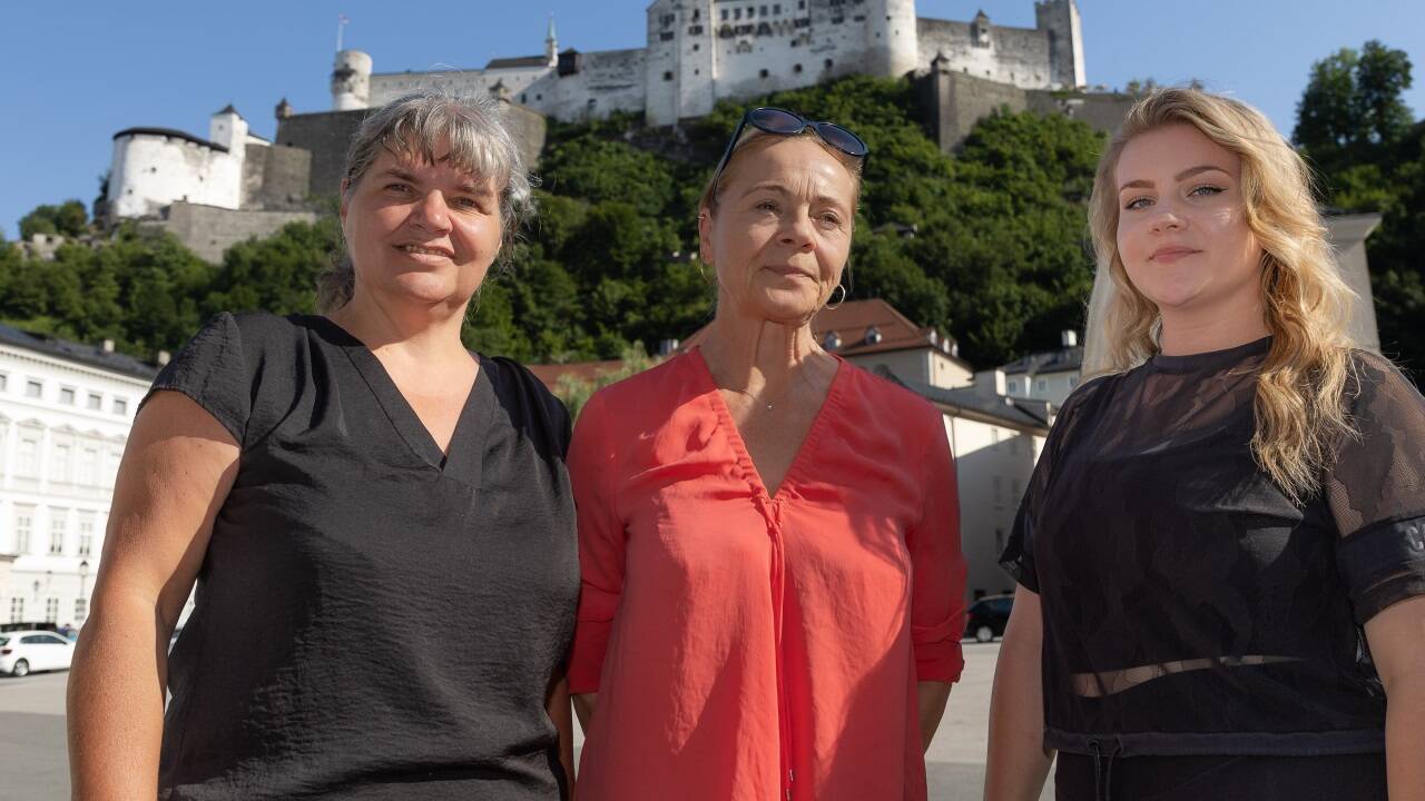 Im Bild: „Jedermann“-Ruferinnen Irmi Költringer, Renata Gottschalk und Johanna Wienerroither. 