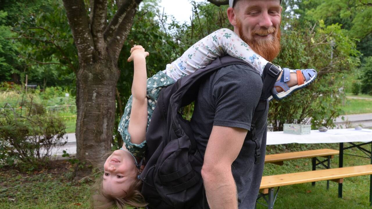 Firmengründer Thomas Amerijan, im Bild mit Tochter Franziska (4), ist von der Alltagstauglichkeit seines Schultertragesystem überzeugt. Mit „free on shoulders“ bleiben die Hände frei. 