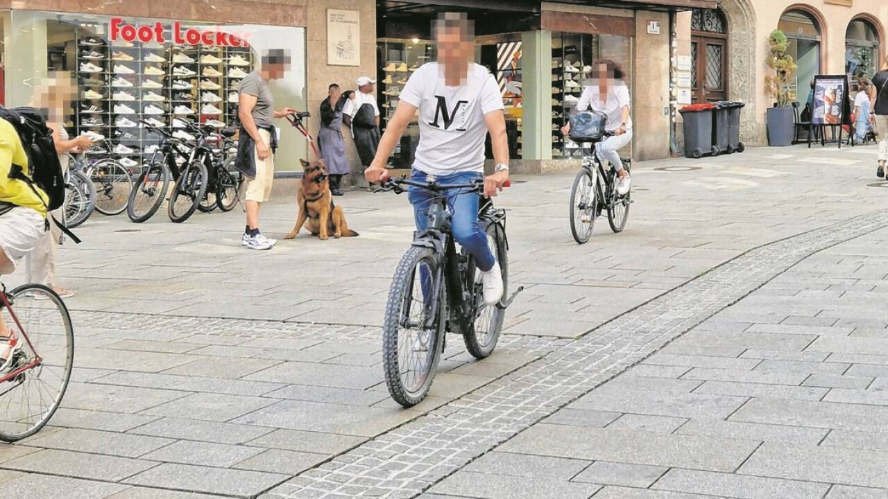 Im Sommer ist die Linzer Gasse alltäglich gefüllt von Fußgängern und Radfahrern. Brenzlige Situationen stehen dabei auf der Tagesordnung. 
