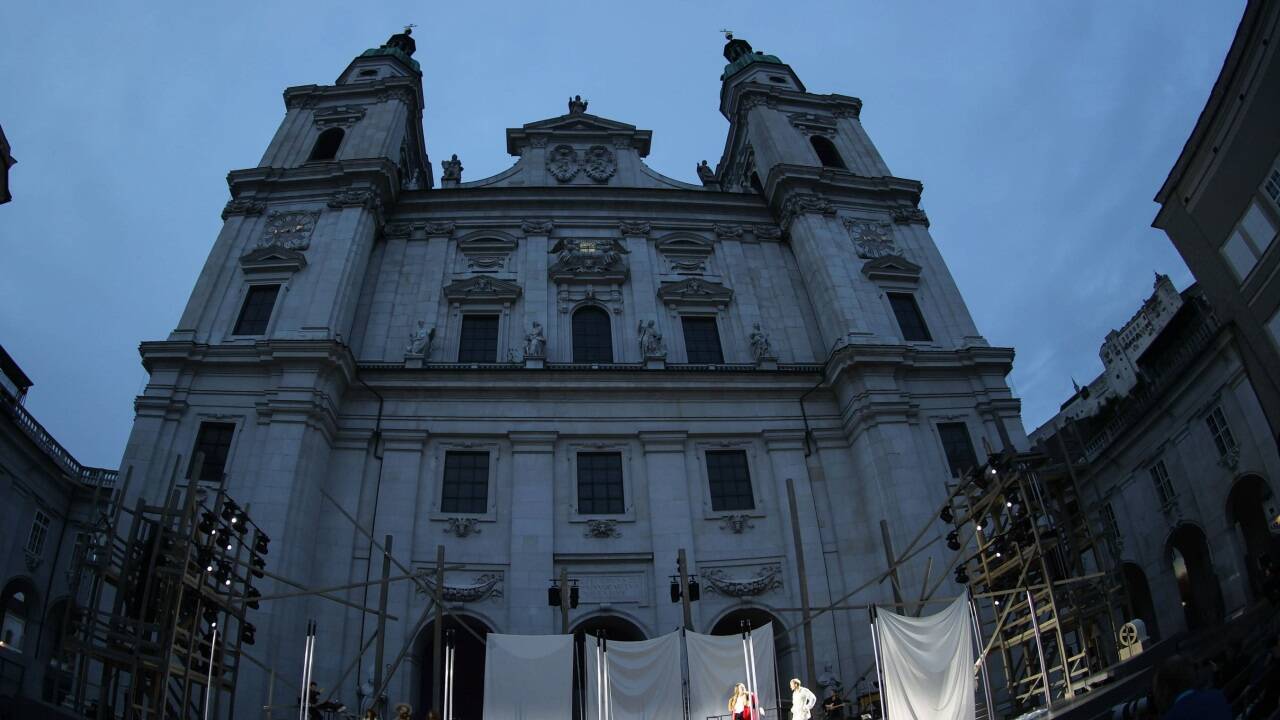 Der Salzburger Domplatz mit der „Jedermann“-Bühne.  