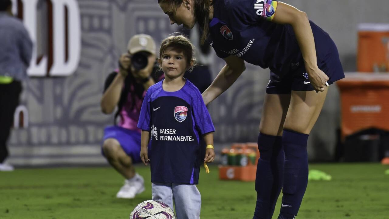 Alex Morgan (USA) nimmt Tochter Charlie auch zur WM mit.  