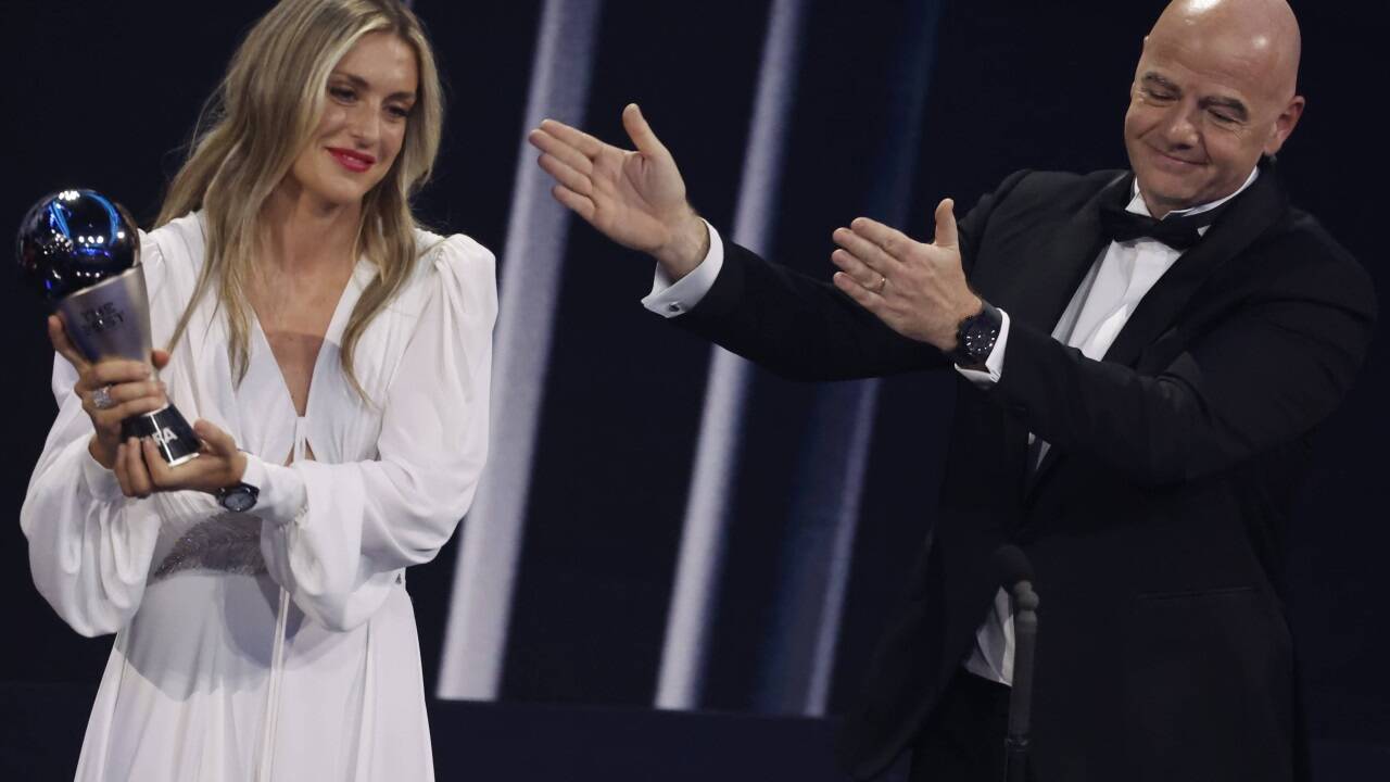 Frauenversteher: FIFA-Präsident Gianni Infantino, hier mit Weltfußballerin Alexia Putellas, will volle Gleichberechtigung.  