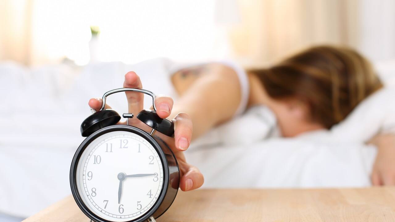 Jugendliche gehen oft später ins Bett und morgens kommen sie nicht aus den Federn. 