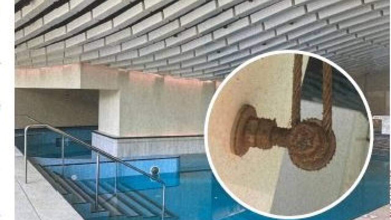Der betroffene Bereich des Paracelusbades – kleines Bild: Ein für Deckenelemente angebrachte Stahlaufhängung. Der betroffene Bereich des Paracelusbades – kleines Bild: Ein für Deckenelemente angebrachte Stahlaufhängung.