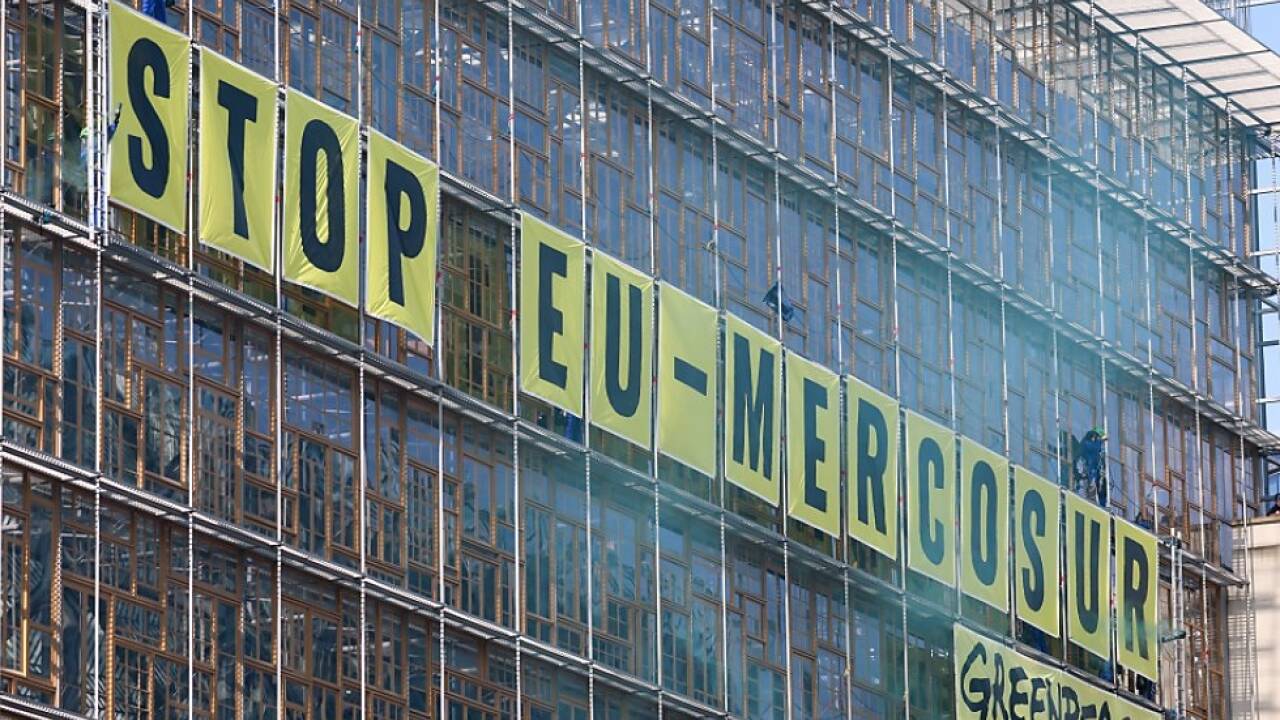 Anti-Freihandelsprotest durch Greenpeace im Mai in Brüssel 