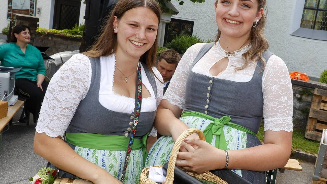 Die Marketenderinnen des Fingerhaklervereins Katharina Zierfuß und Anna Limbacher. 